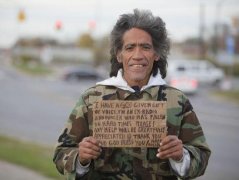 美国58岁流浪汉凭借好嗓子当上播音员(图)