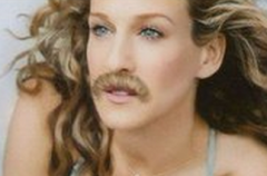 （组图）女孩用舌头舔嘴唇舔出胡子 洋娃娃长胡须都是舌舐皮炎惹的祸