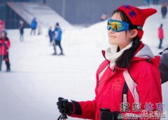 美萌！蒋依依晒滑雪照片 旋风少女俏皮可爱(图)