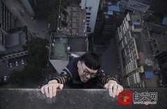 自贡理工男做“悬崖照” 用视觉冲击唤醒环保意识