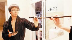 暖男辅导员给学生拍照走红 给你照片给我一段故事