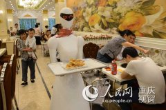 高清：重庆一火锅店推出美女机器人吸引食客眼球