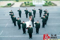 湘潭消防员拍摄“消防版”婚纱照