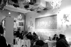 边旅游边拍摄 婚纱照不“撞景”