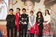 郑爽穿格子裙清纯可爱 自称不喜欢回忆伤心事(图)