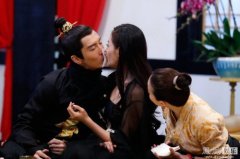 “太子妃”张天爱隔纸亲吻盛一伦 曾宝仪探头围观