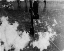 二战奇葩瞬间：投弹砸中友军飞机