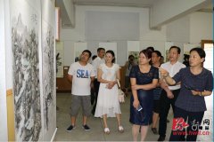 魏委参观零陵区群众美术、书法、摄影展（图）