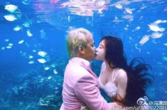 恒大国脚冯潇霆晒唯美写真水下拥吻娇妻大秀恩爱