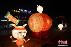 国际滑稽大师在沪手持中国结送新年祝福