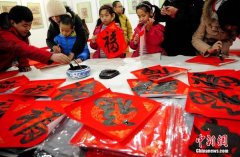 “亲子文化教育活动”孩子体验传统技法制作年画