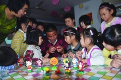 幼儿园娃娃拜师学面塑