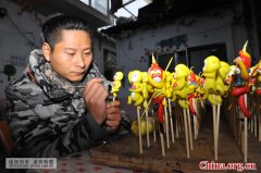 日照：面塑艺人创作“百猴闹春”迎新年