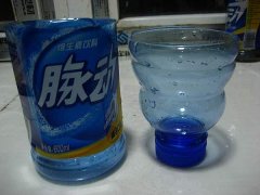 不用浇水的花盆DIY 用饮料瓶自制免浇水花盆图解