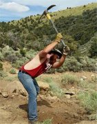 男子泥土中寻找金矿打造求婚戒指 大功告成后瞬间觉得不可思议！