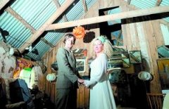 英国新人一英镑搞掂婚礼 新娘手工制作结婚戒指