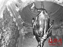 铁架做膛，花盆当盖 工人自制烤鸭炉