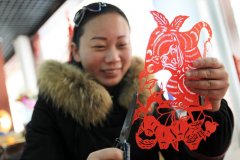 淮北农民巧手剪纸迎新年 传承民间传统艺术