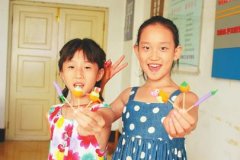 祖孙同做水果面塑