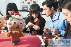 大连：留学生制作面塑“喜羊羊”（图）
