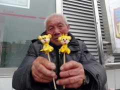 “面塑爷爷”每天吃穿很寒酸？ 毕业于哈工大 摆摊不图钱为找乐子