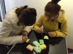残障儿童为其制作手工皂爱心义卖