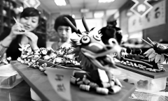 面塑龙舟闹端午 激发孩子对民间传统艺术兴趣