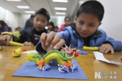 学做面塑龙 快乐迎新年
