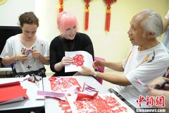 德国留学生向“非遗”项目传承人学做面塑