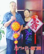 夫妻俩做手工艺品 义卖资助困难群体