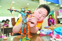 “泥人吧”里捏泥人 让孩子过一个有意义的暑假