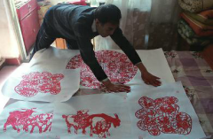 6旬老两口一张纸上剪出32只羊 祝大家新春快乐