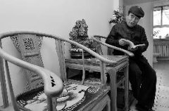 保定68岁陈宝柱:自制中式家具 足以和市售相媲美