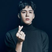 小天后泰勒的幸运符是一枚黄金龙头戒指