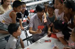 东方社区信息苑友谊苑举办暑期少儿剪纸系列活动