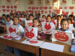 山东泰安：民间文化进校园 学校开设泥塑班剪纸班