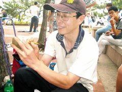 青岛：工厂装配工成了街头艺术家 花石楼下做泥人