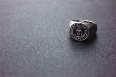 大学生打造校戒 10天卖了上千枚