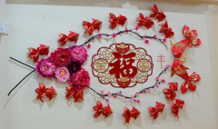 大马华裔市民DIY春节饰物红包封做出吉祥金鱼