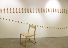  挂在墙壁上的折叠座椅