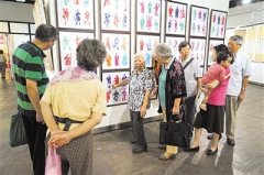 徐汇区八旬老人巧手剪出水浒“英雄谱”