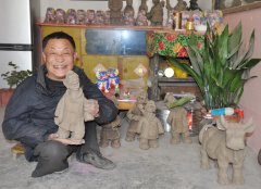 青岛平度民间艺人身残志坚 称要传承泥塑艺术