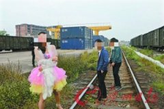 拍个婚纱照逼停了火车新人被处治安处罚