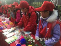 [民生]新春祝福传递暖冬爱 丰富“年味儿”送市民