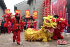 游客岳飞观前打“秦桧”