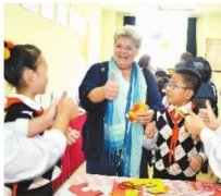 “老外”迷上武汉伢的剪纸