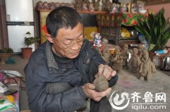 青岛民间艺人身残志坚传承艺术 家中堆满泥塑作品