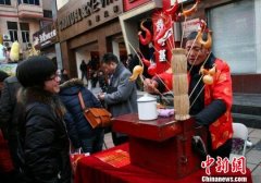 庆新春“民俗集” 吹糖人捏泥人艺人恐手艺失传(图)