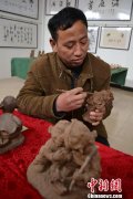 乡村教师擅“玩”泥巴 黄河泥捏出童年印象(图)