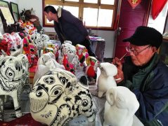工艺泥塑节前走俏 不少人选择以此作为春节礼物